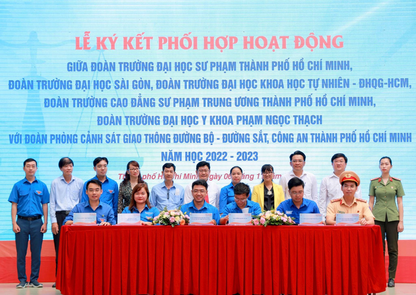 Nhiều ký kết giữa các đơn vị Đoàn trường đại học về việc thực hiện nâng cao tìm hiểu kiến thức về pháp luật. (Ảnh: TLTĐ) Nhiều ký kết giữa các đơn vị Đoàn trường đại học về việc thực hiện nâng cao tìm hiểu kiến thức về pháp luật. (Ảnh: TLTĐ)