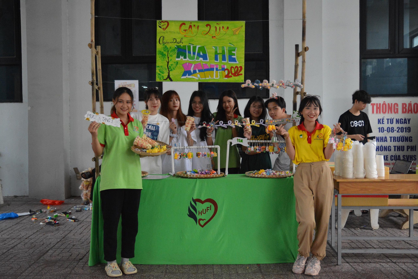 Gian hàng gây quỹ được các bạn bày bán các sản phẩm bắt mắt.