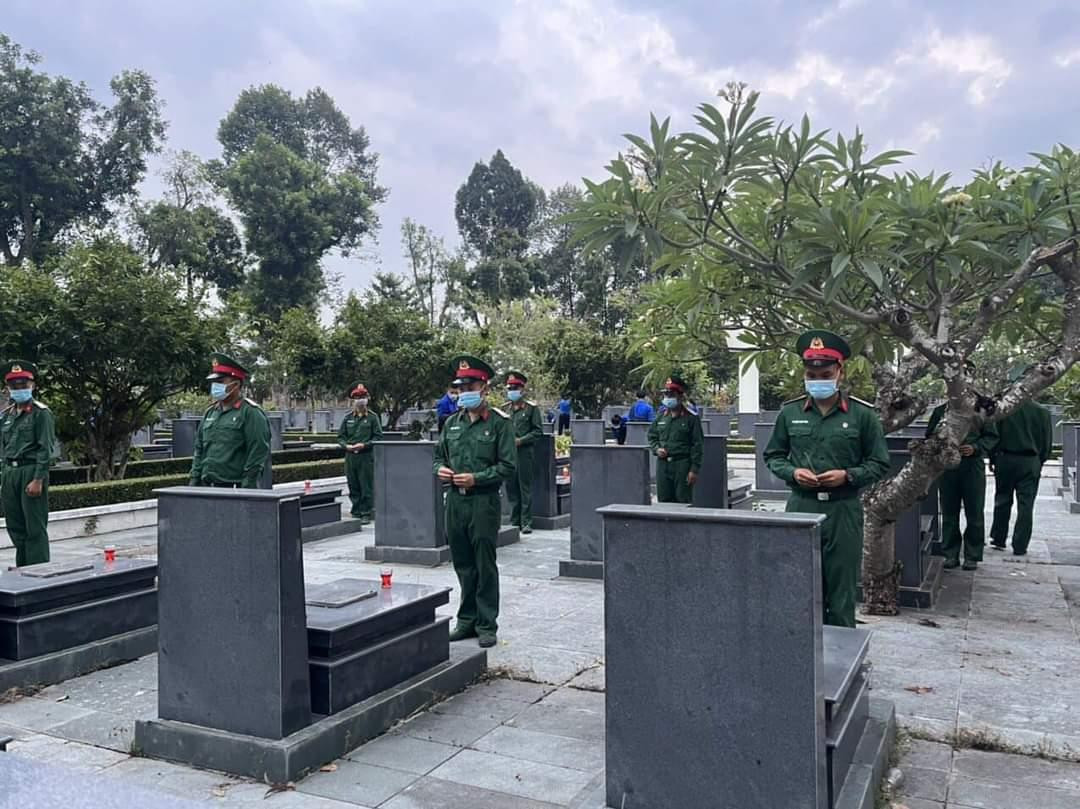 Đoàn viên thanh niên thắp nến tri ân và dâng hương tại Nghĩa trang liệt sĩ TP. HCM.