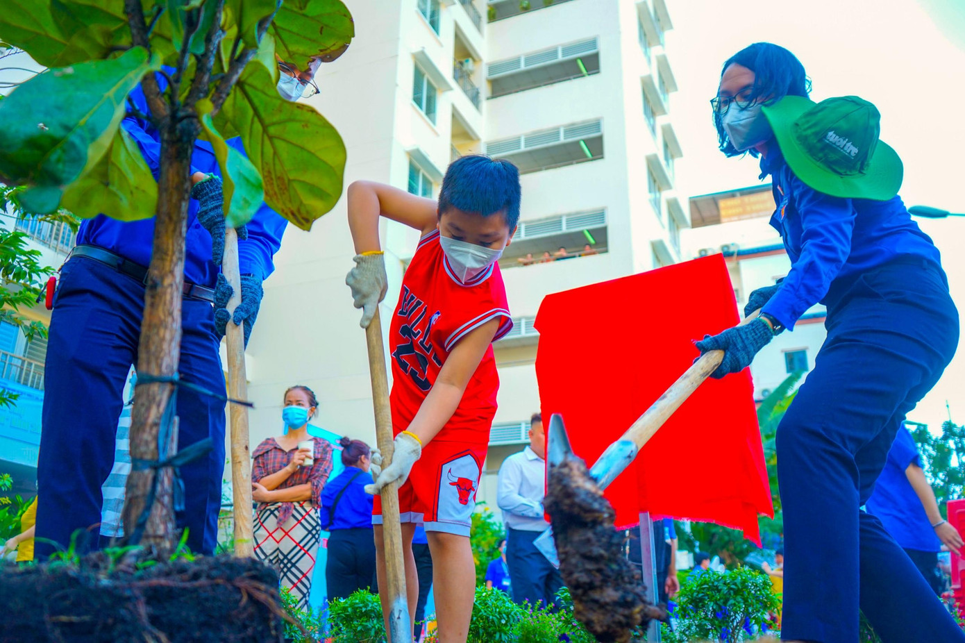 Tại chung cư Tân Trụ đã có hàng chục các bạn trẻ là đoàn viên cùng tham gia trồng cây tạo mảng xanh góp phần giảm thiểu ô nhiễm môi trường, tăng bầu không khí trong lành trước chung cư.