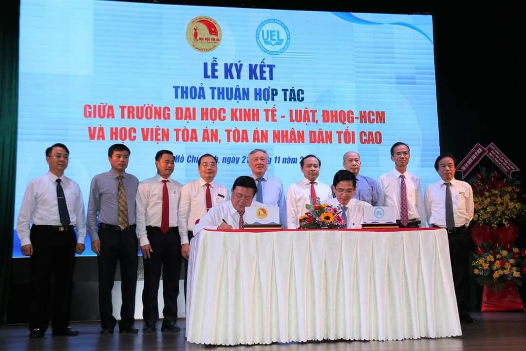 Trường ĐH Kinh tế - Luật và Học viện Tòa án kí kết thỏa thuận hợp tác. (Ảnh: ĐHQG TP. HCM)