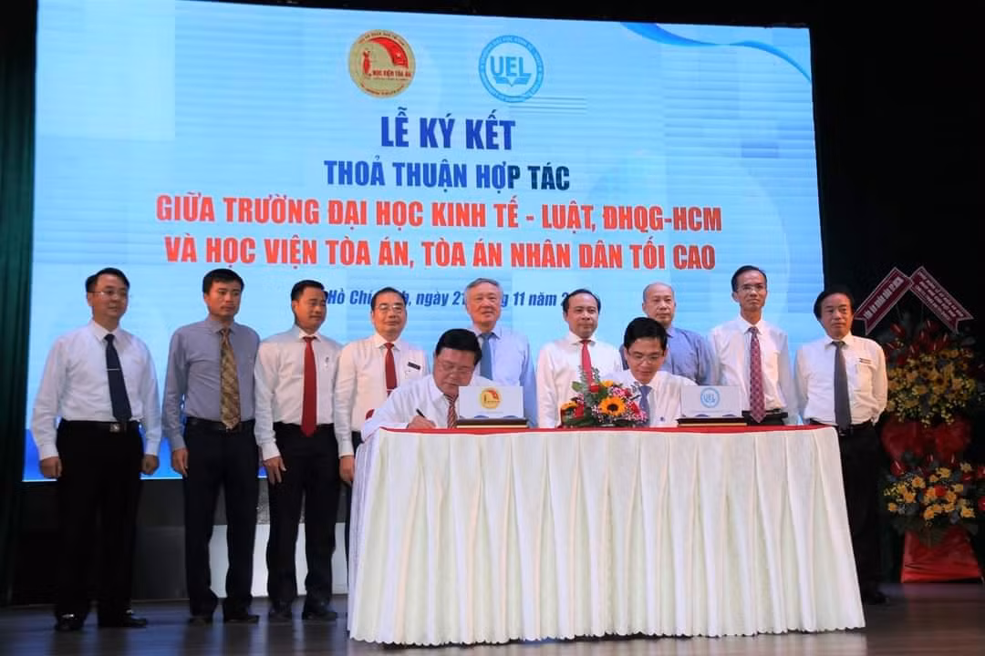Trường ĐH Kinh tế - Luật và Học viện Tòa án kí kết thỏa thuận hợp tác. (Ảnh: ĐHQG TP. HCM)