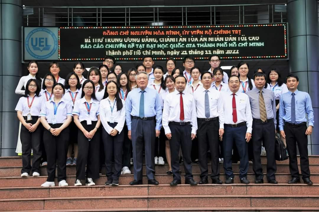 Trước đó, Chánh án Tòa án Nhân dân Tối cao đã tham quan và trồng cây lưu niệm trong khuôn viên trường ĐH Kinh tế - Luật. (Ảnh: ĐHQG TP. HCM)