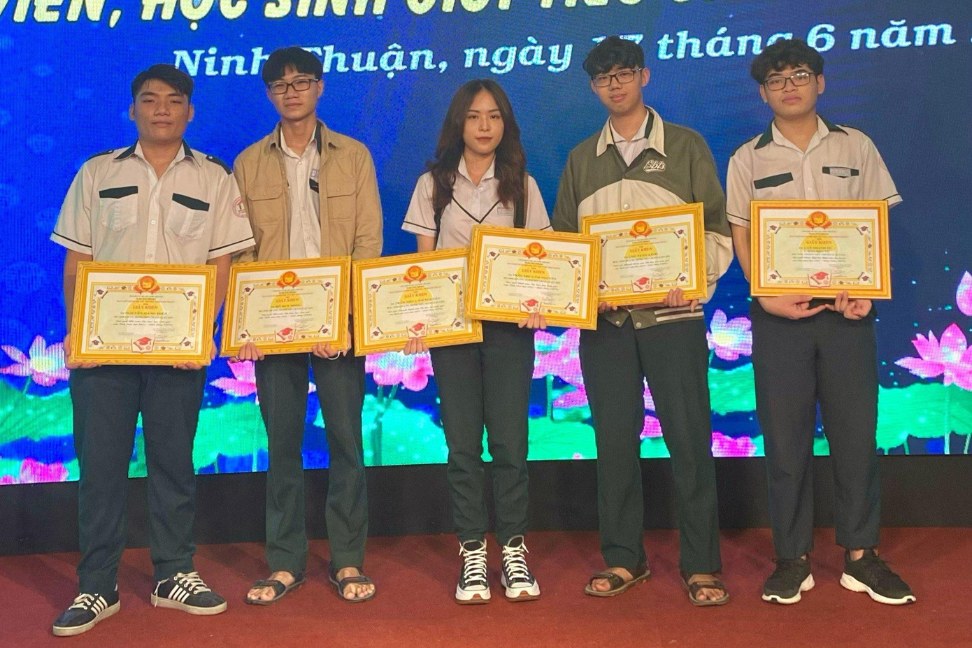 Cẩm Nguyên (giữa) được tuyên dương tại Lễ biểu dương Học sinh Giỏi tiêu biểu tỉnh Ninh Thuận.