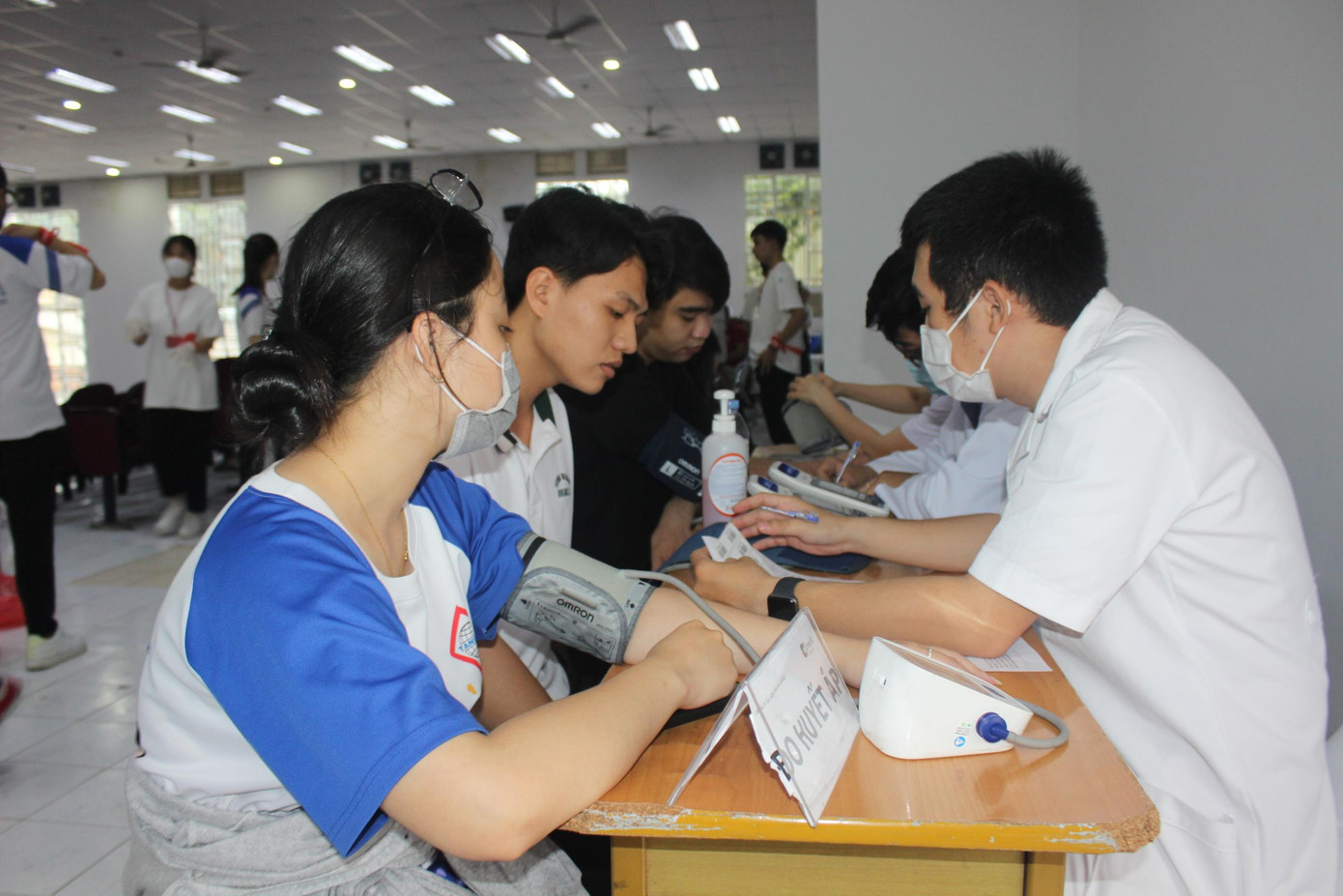 Ngay từ sáng sớm, rất đông các bạn sinh viên Học viện Hàng không Việt Nam đến đăng ký hiến máu. Đây là hoạt động nhằm hưởng ứng chương trình hiến máu Chủ nhật Đỏ lần thứ XV - năm 2023.