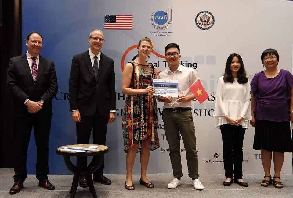 Trong 4 năm đại học, Doãn đã nhiều lần nhận học bổng của các tổ chức, công ty. Trong 4 năm đại học, Doãn đã nhiều lần nhận học bổng của các tổ chức, công ty.