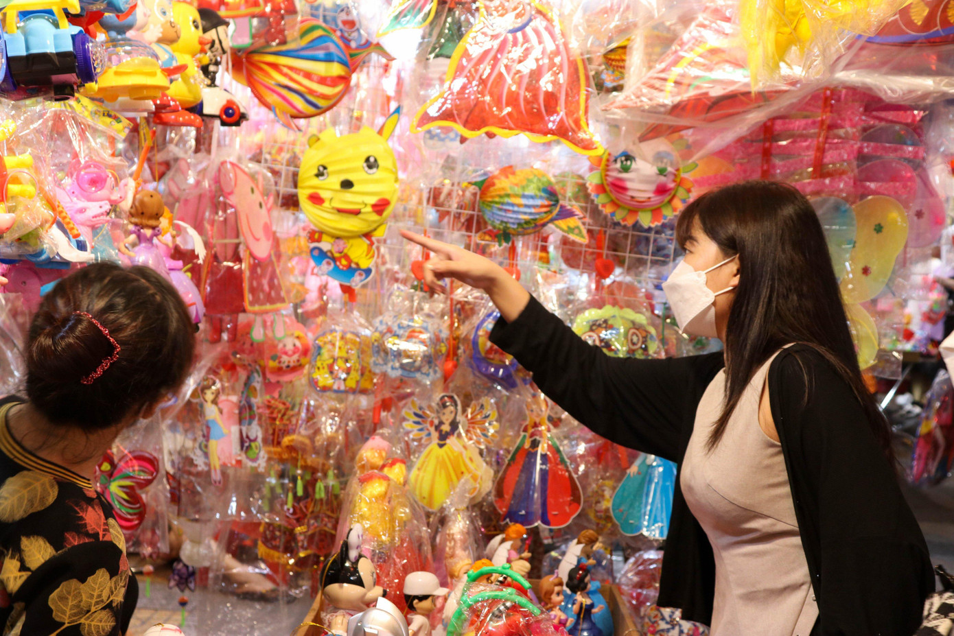 Chị Nguyễn Thị Hoài Thương cho biết: “Tôi đến đây để mua lồng đèn sớm, vì những ngày cận Trung Thu sẽ rất đông người và khó lựa chọn”.