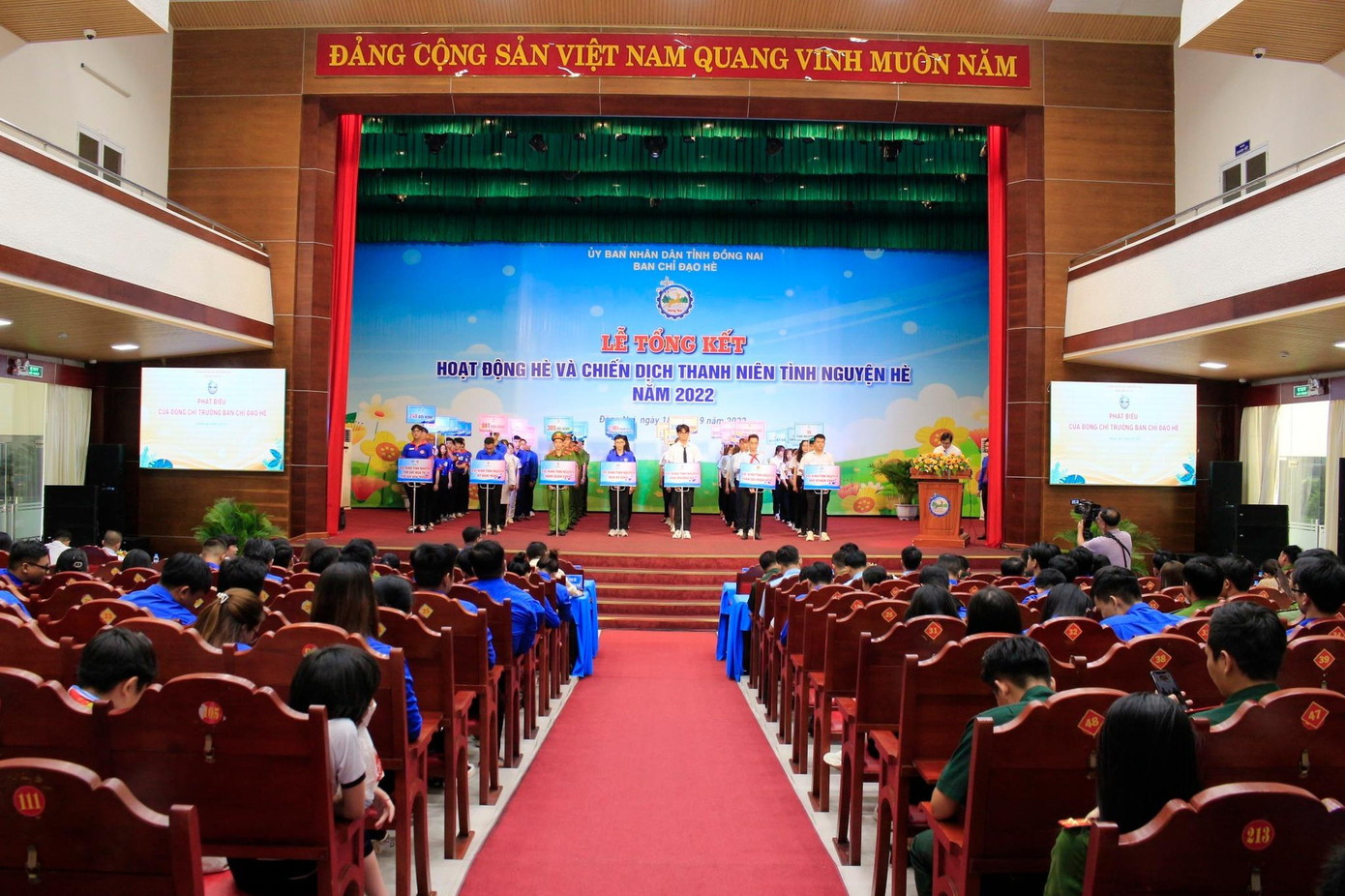 Nhiều cá nhân, tập thể đã được khen thưởng trong Lễ tổng kết. Nhiều cá nhân, tập thể đã được khen thưởng trong Lễ tổng kết.