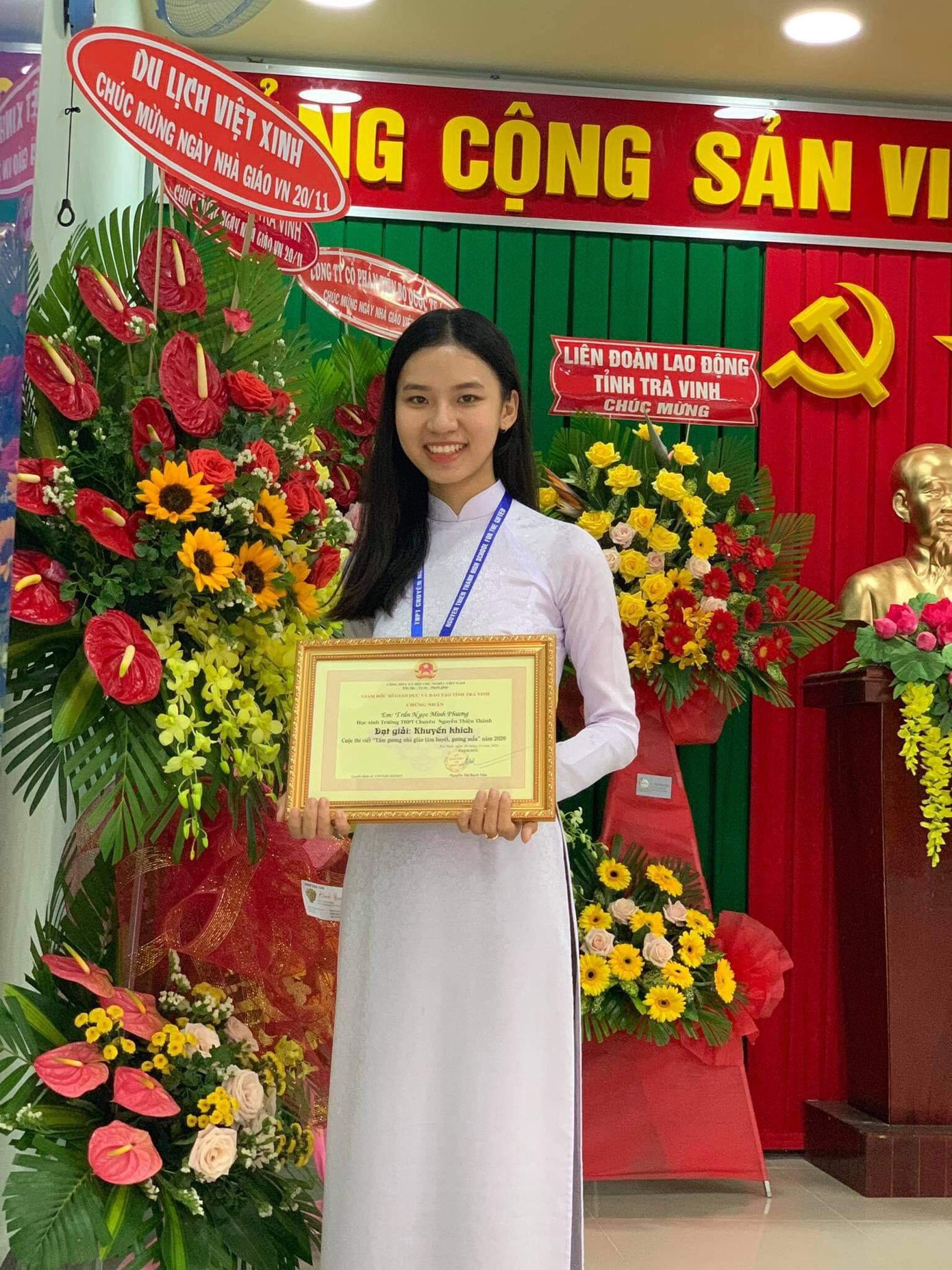 Mỗi giải thưởng đều là lời cảm ơn chân thành nhất mà Phương muốn gửi đến các thầy cô giáo của mình. Mỗi giải thưởng đều là lời cảm ơn chân thành nhất mà Phương muốn gửi đến các thầy cô giáo của mình.