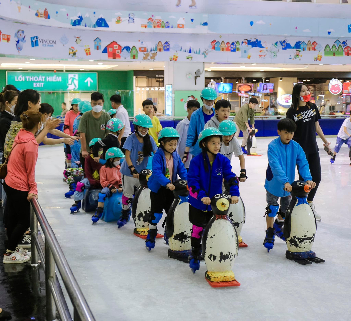 Không khí trượt băng ở các sân tập lúc nào cũng vui vẻ. Không khí trượt băng ở các sân tập lúc nào cũng vui vẻ.