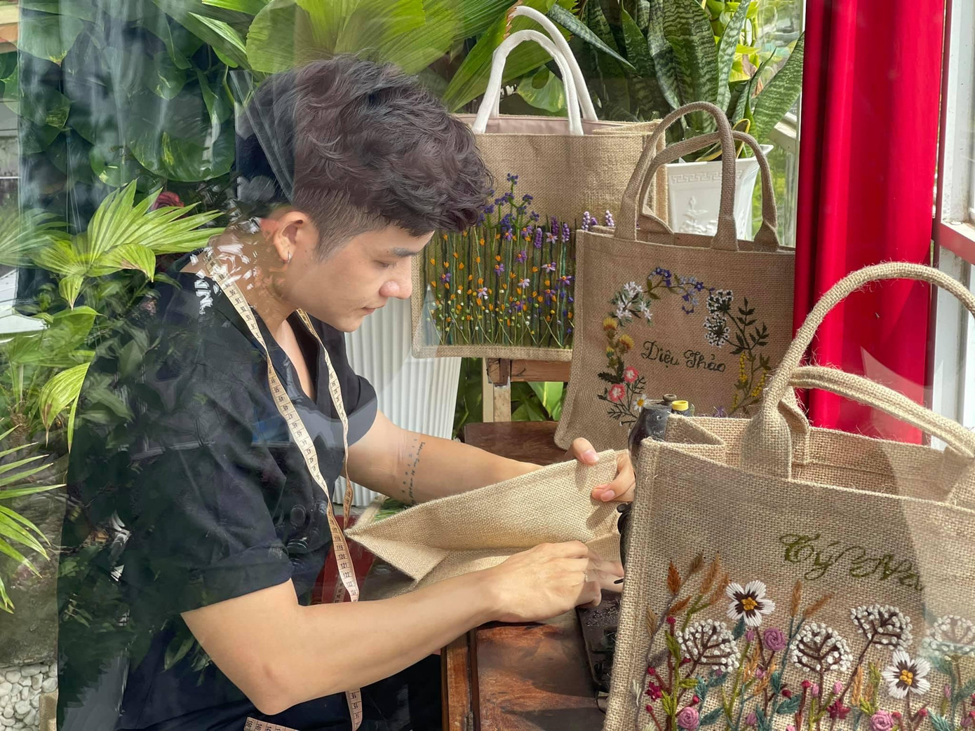 Vải đay là loại vải tự nhiên được kéo từ xơ của vỏ thân cây đay.