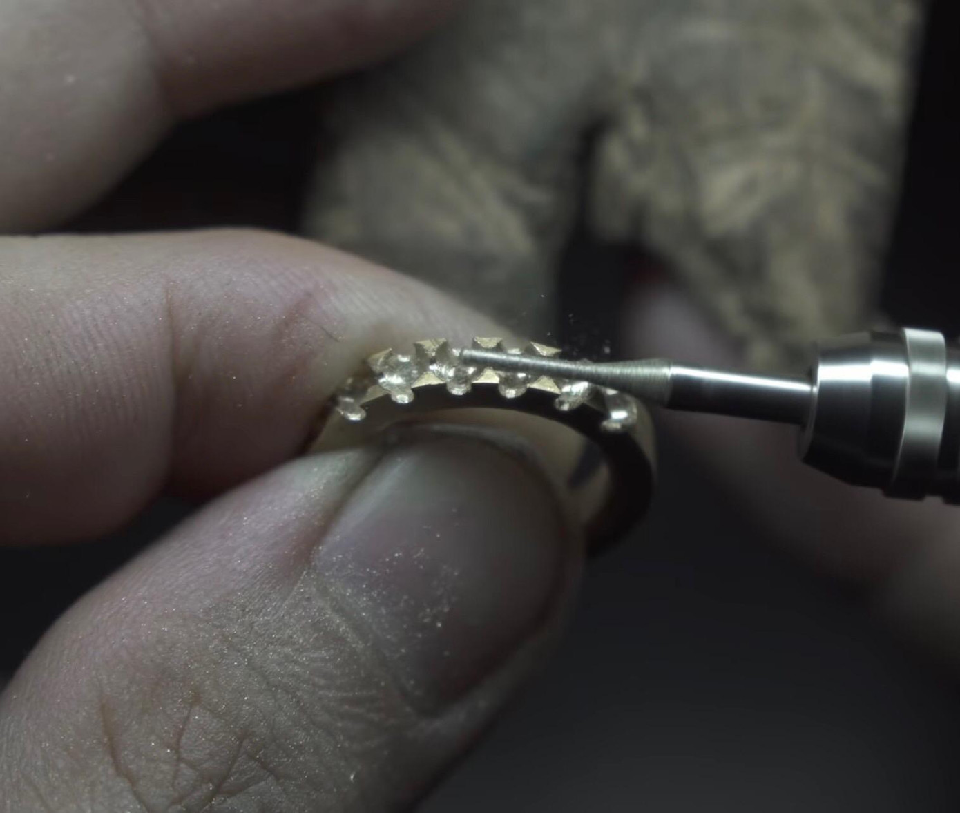 Công đoạn tạo lỗ, đính đá cho sản phẩm.