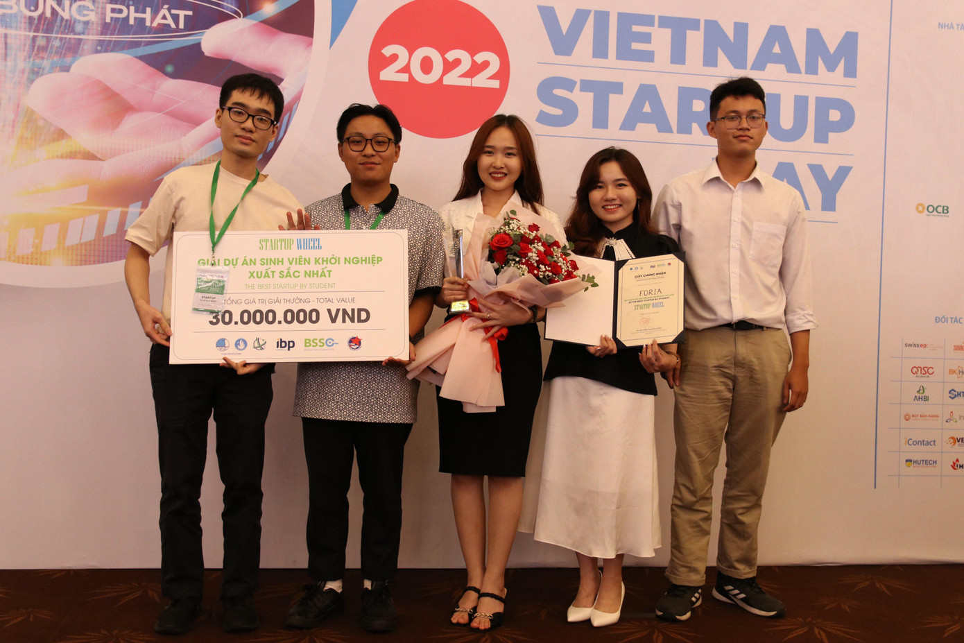 Nhóm sinh viên đoạt giải "Dự án sinh viên khởi nghiệp xuất sắc nhất" cuộc thi 'Startup Wheel 2022'. Nhóm sinh viên đoạt giải "Dự án sinh viên khởi nghiệp xuất sắc nhất" cuộc thi 'Startup Wheel 2022'.