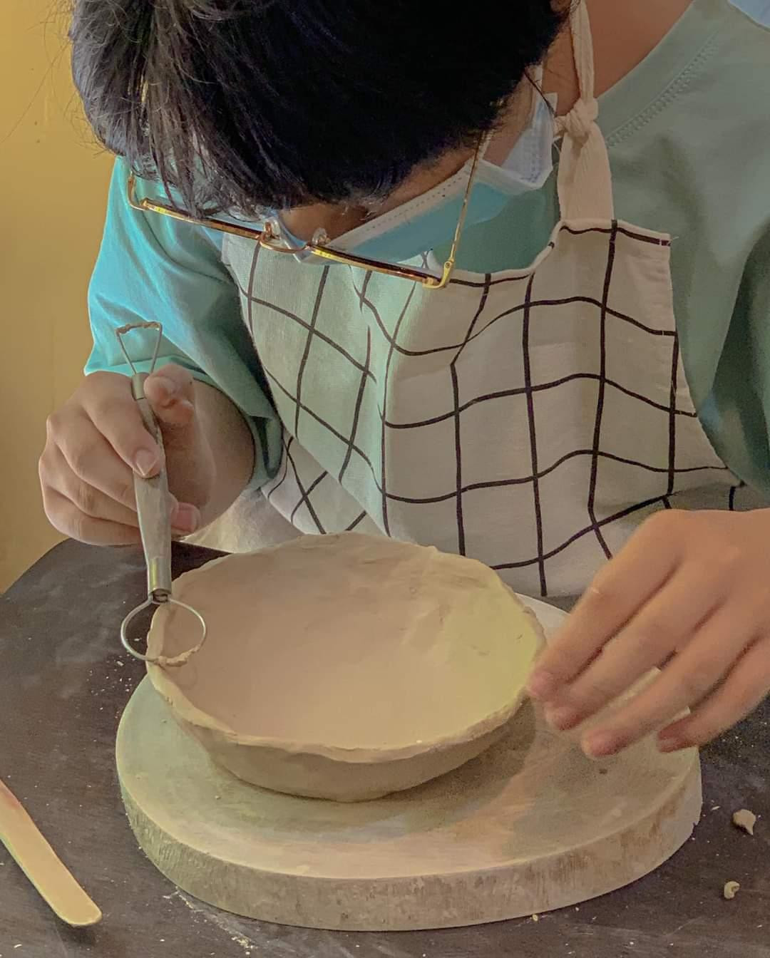 Một bạn trẻ tham gia buổi workshop về làm gốm.