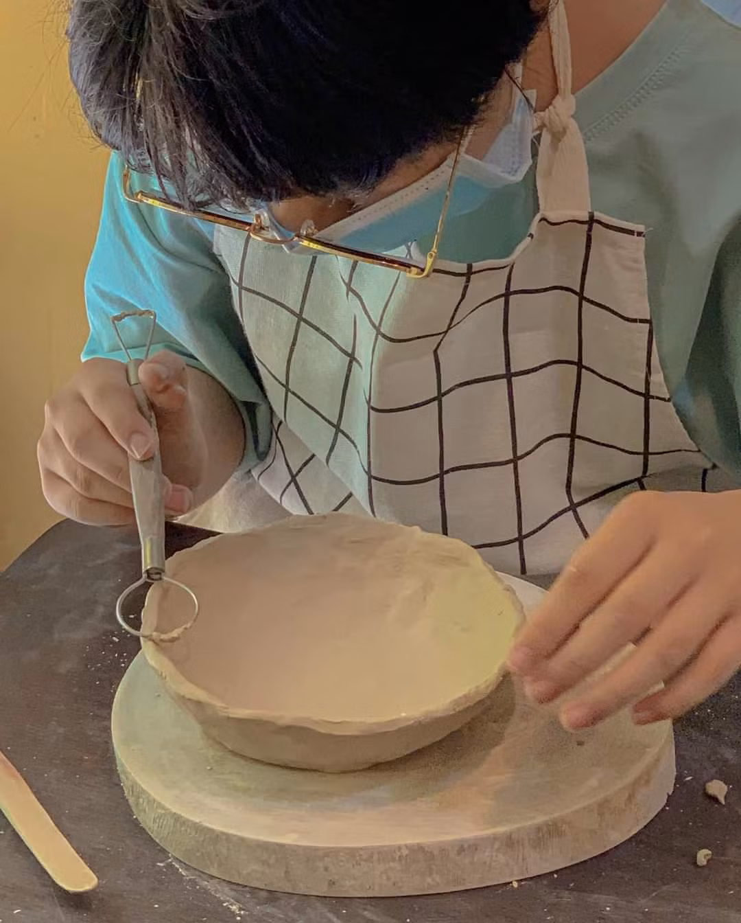 Một bạn trẻ tham gia buổi workshop về làm gốm. Một bạn trẻ tham gia buổi workshop về làm gốm.