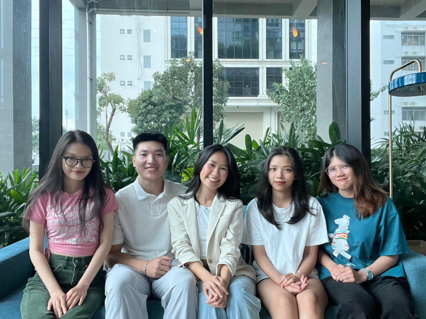 Quyết định trở về Việt Nam của Uyên được bạn bè ủng hộ. Quyết định trở về Việt Nam của Uyên được bạn bè ủng hộ.