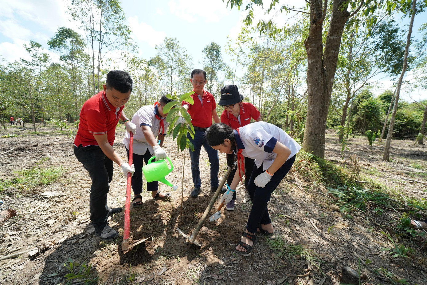 Các em học sinh rất hào hứng khi tham gia thực hiện dự án trồng cây xanh. (Ảnh: Phạm Nguyễn)