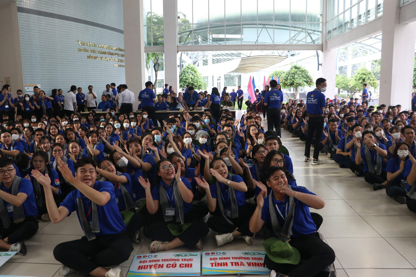 Các chiến sĩ tình nguyện thể hiện tinh thần xung kích, nhiệt huyết của mình.