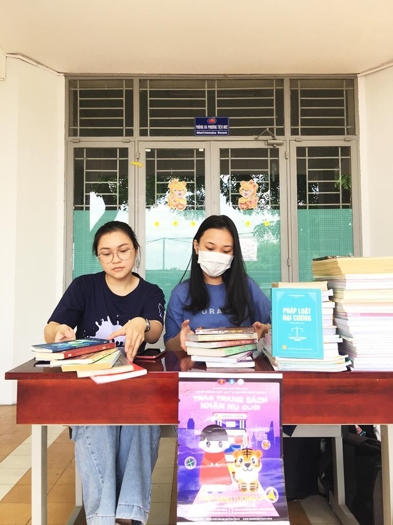 Quầy sách của chương trình "Trao trang sách - Nhận nụ cười" tại Cơ sở trường ĐH KHXH&amp;NV (Cơ sở Thủ Đức).