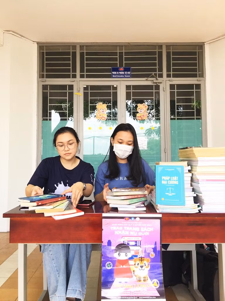 Quầy sách của chương trình "Trao trang sách - Nhận nụ cười" tại Cơ sở trường ĐH KHXH&amp;NV (Cơ sở Thủ Đức).