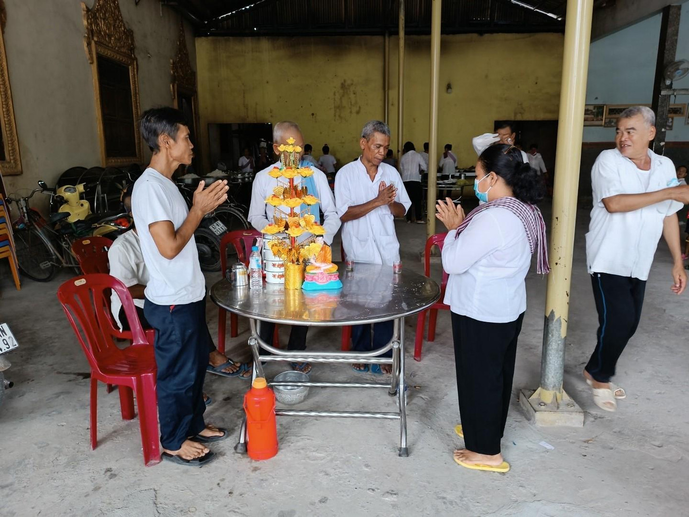 Bà con đến chùa dâng cơm và quyên góp tiền vào việc xây dựng chùa.