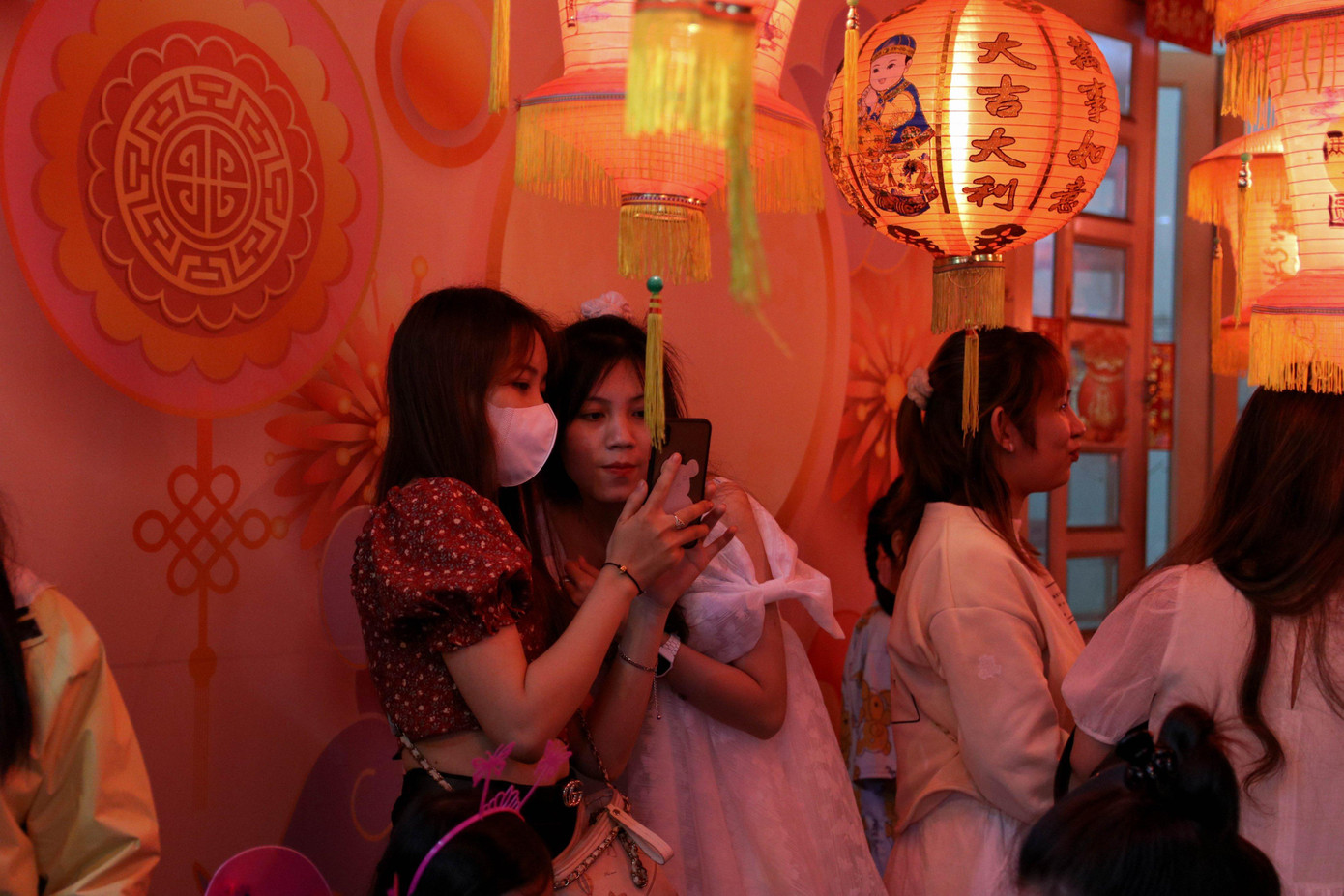 Nhiều bạn trẻ chia sẻ, các tiểu thương ở đây rất thoải mái, dù không mua nhưng họ vẫn sẵn sàng cho các bạn chụp ảnh.