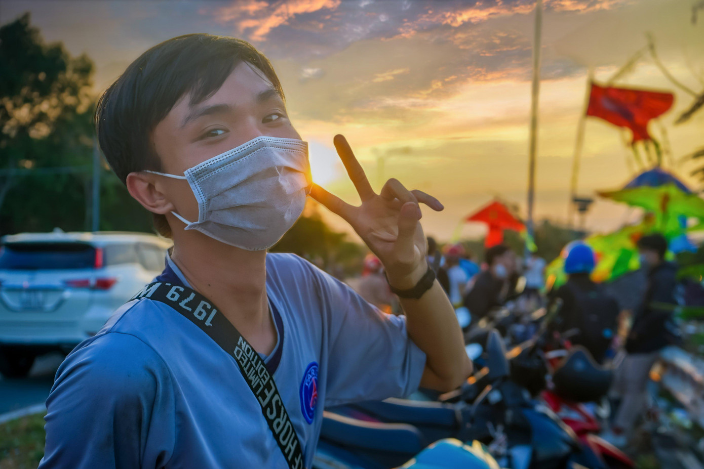 "Mình mới vừa tan học xong và đang trên đường về ký túc xá. Khi đi ngang qua đây đó thấy cảnh đẹp với sự nhộn nhịp của nhiều người thả diều nên thấy thích quá mình cũng tấp xe vào mua diều thả thử cho biết", Việt Anh (trường ĐH Ngân hàng TP. HCM) chia sẻ.