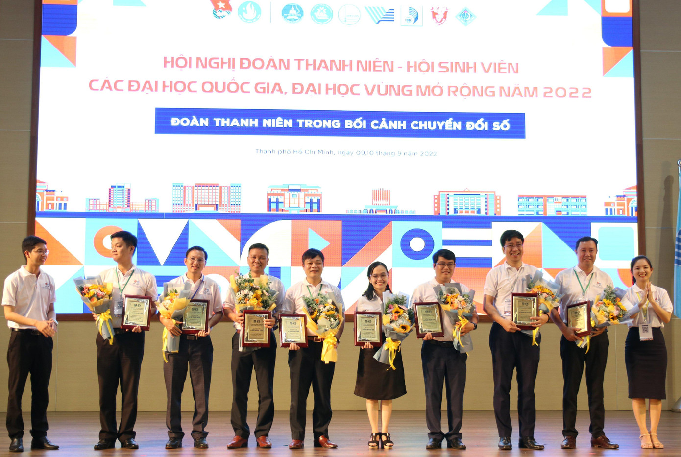 Ban Cán sự Đoàn ĐHQG TP. HCM trao quà lưu niệm cho đại diện các đơn vị. Ban Cán sự Đoàn ĐHQG TP. HCM trao quà lưu niệm cho đại diện các đơn vị.