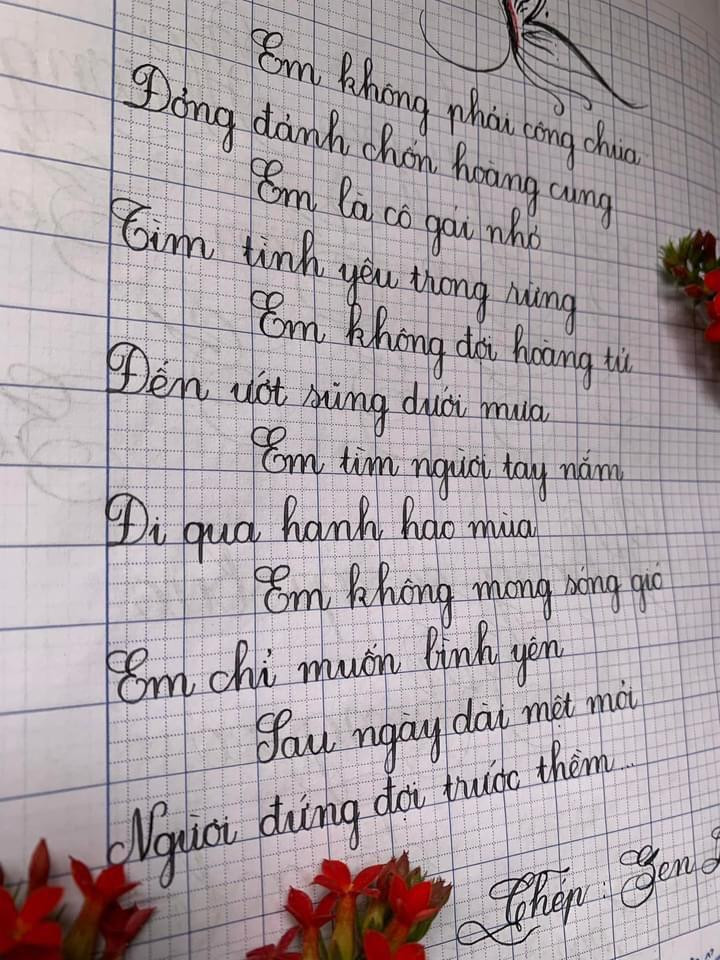 Để viết chữ đẹp bằng tay trái, cô Sen đã nỗ lực không ngừng.