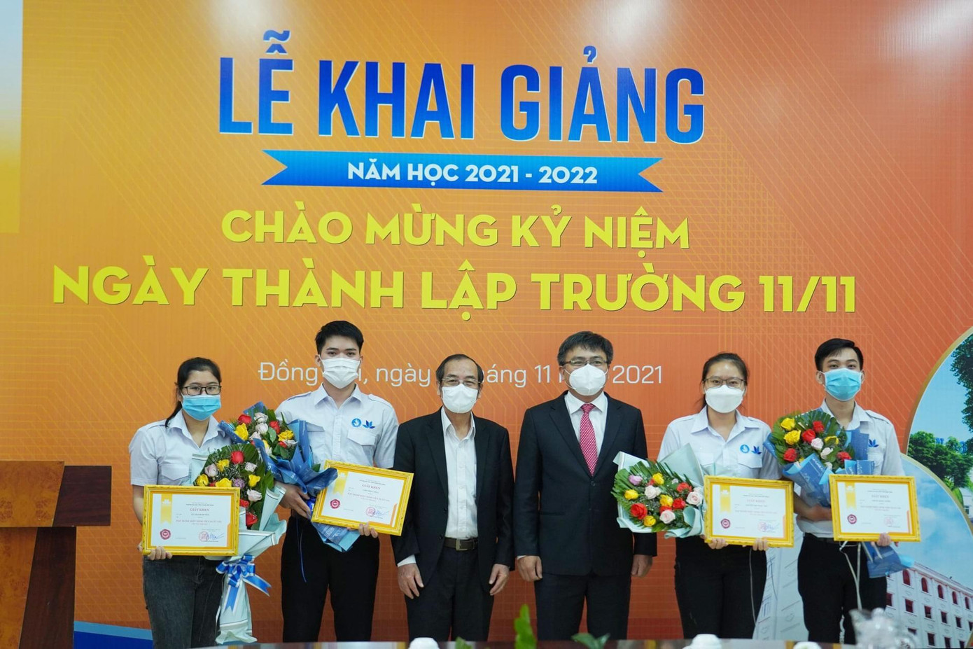 Thiên Phúc (thứ hai từ trái sang) luôn năng nổ, tích cực trong các hoạt động của Hội Sinh viên trường. Thiên Phúc (thứ hai từ trái sang) luôn năng nổ, tích cực trong các hoạt động của Hội Sinh viên trường.