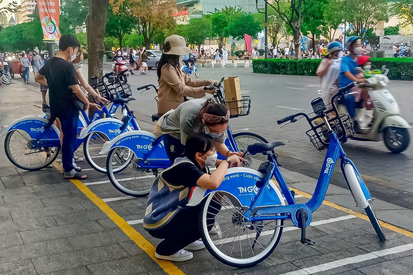 Bên cạnh đó, nếu muốn dạo phố tiết kiệm, nhiều sinh viên sẽ sử dụng đến giải pháp xe đạp công cộng thay vì đi xe máy như trước. Đây là giải pháp không những tiết kiệm nhiều chi phí mà còn góp phần bảo vệ môi trường cho thành phố.