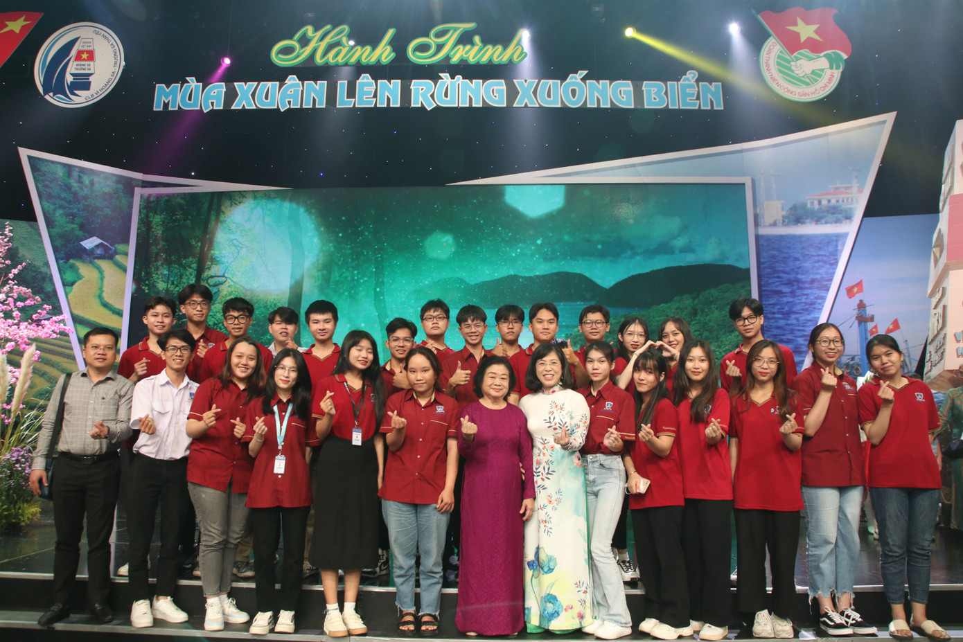 Những sinh viên nhận học bổng từ Quỹ học bổng Vừ A Dính chụp ảnh cùng bà Trương Mỹ Hoa - Nguyên Phó cChủ tịch nước, Chủ tịch Quỹ học bổng Vừ A Dính, Chủ nhiệm CLB Vì Hoàng Sa - Trường Sa thân yêu.