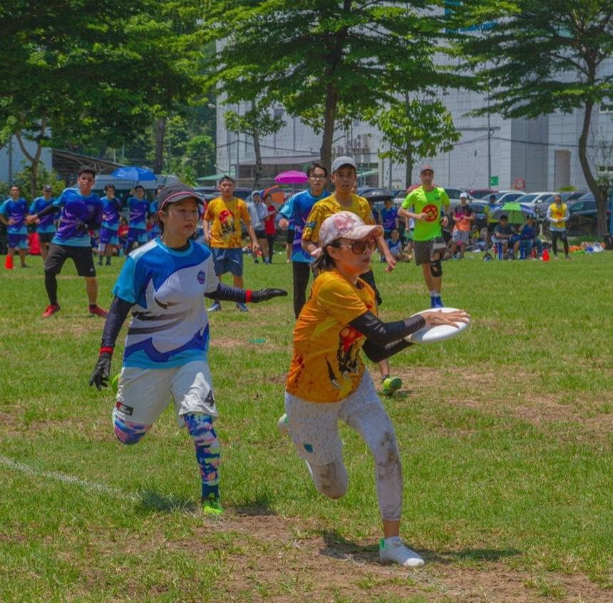 Ném đĩa bay - môn thể thao thể hiện tính đồng đội cao. Ném đĩa bay - môn thể thao thể hiện tính đồng đội cao.