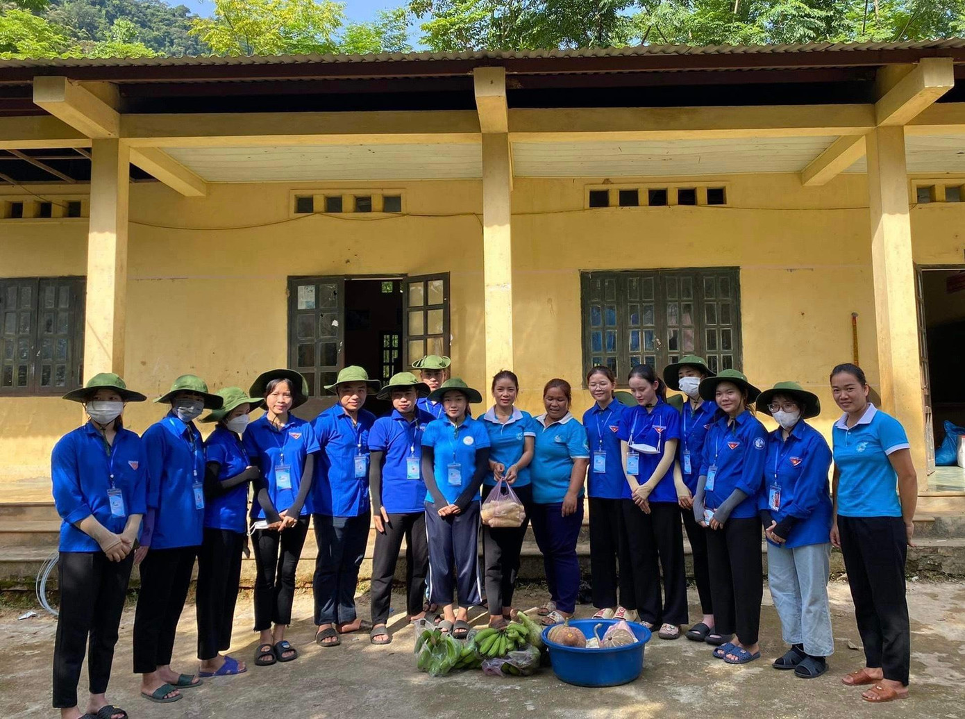 Hội phụ nữ Bản Phồng ủng hộ lương thực, thực phẩm cho Đội tình nguyện.