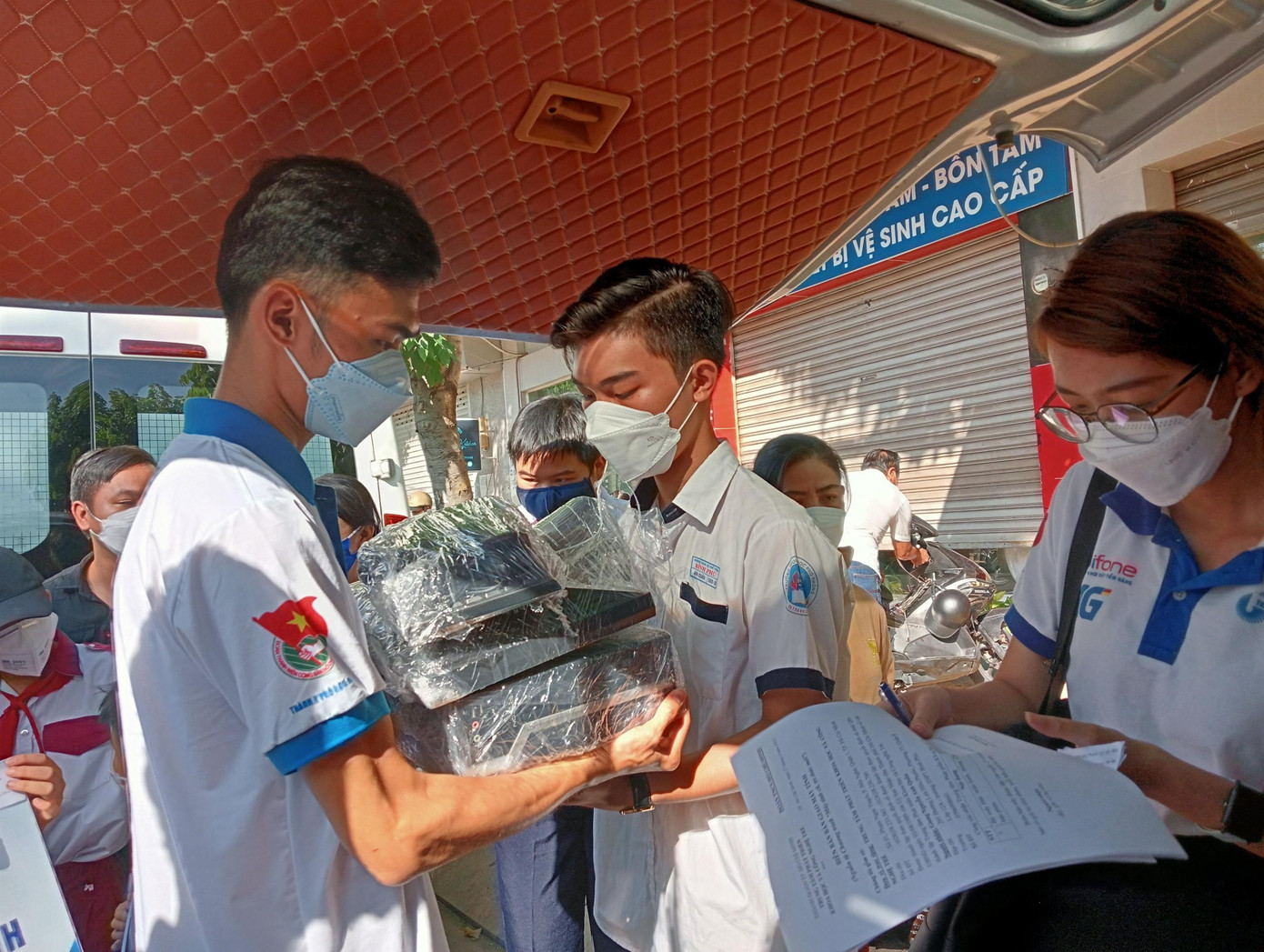 Trí thức trẻ tình nguyện trao học bổng cho các em học sinh có hoàn cảnh khó khăn.