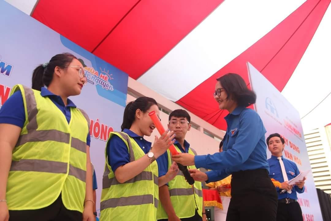 Đội hình “Phản ứng nhanh” và các đội hình tình nguyện tham gia bảo đảm trật tự, an toàn giao thông nhận nhiệm vụ. Đội hình “Phản ứng nhanh” và các đội hình tình nguyện tham gia bảo đảm trật tự, an toàn giao thông nhận nhiệm vụ.