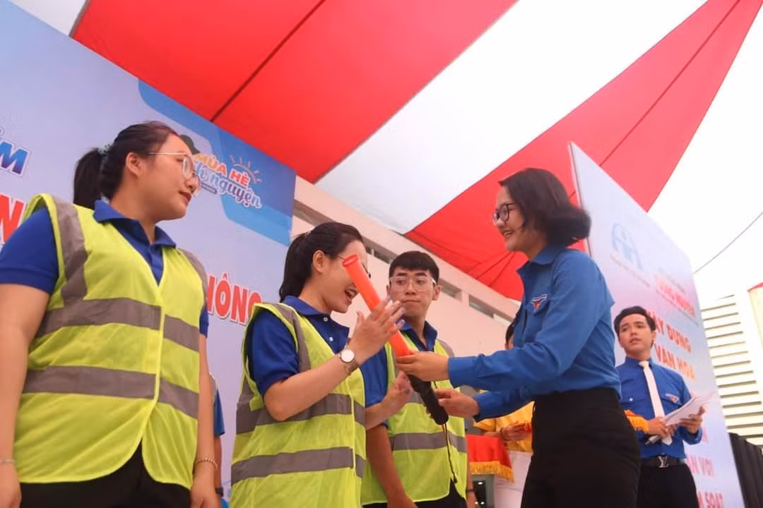 Đội hình “Phản ứng nhanh” và các đội hình tình nguyện tham gia bảo đảm trật tự, an toàn giao thông nhận nhiệm vụ.
