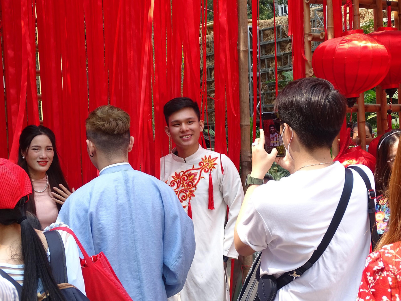 Không chỉ các bạn nữ, nhiều bạn nam cũng mặc áo dài để check-in tại "phố ông đồ", vườn mai. Không chỉ các bạn nữ, nhiều bạn nam cũng mặc áo dài để check-in tại "phố ông đồ", vườn mai.