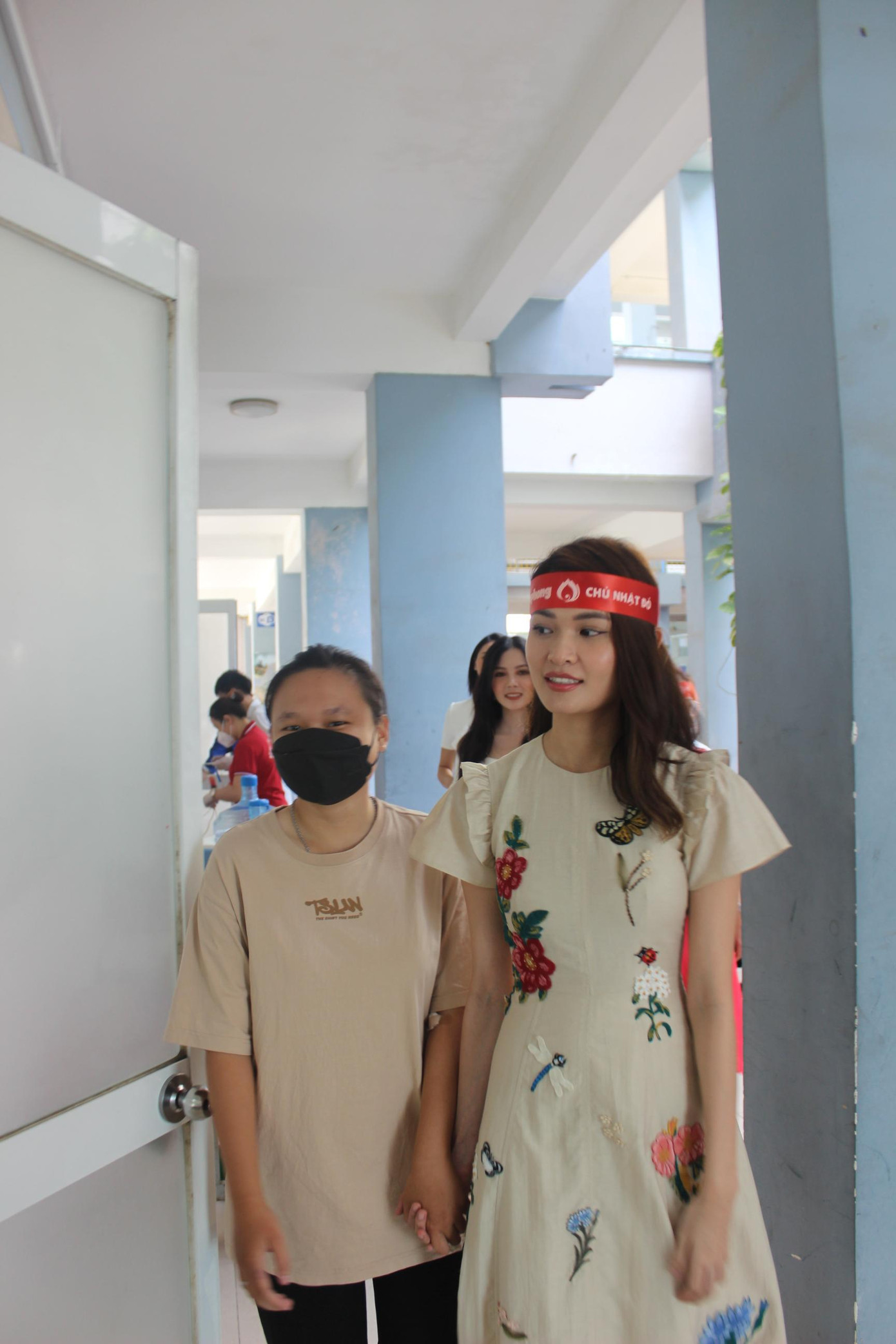 Á hậu 2 Hoa hậu Việt Nam năm 2016 Huỳnh Thị Thùy Dung chụp hình cùng sinh viên tham gia hiến máu.