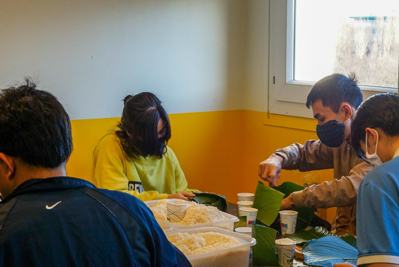 Các bạn trẻ tại thành phố Toulouse quây quần bên nhau gói bánh chưng.