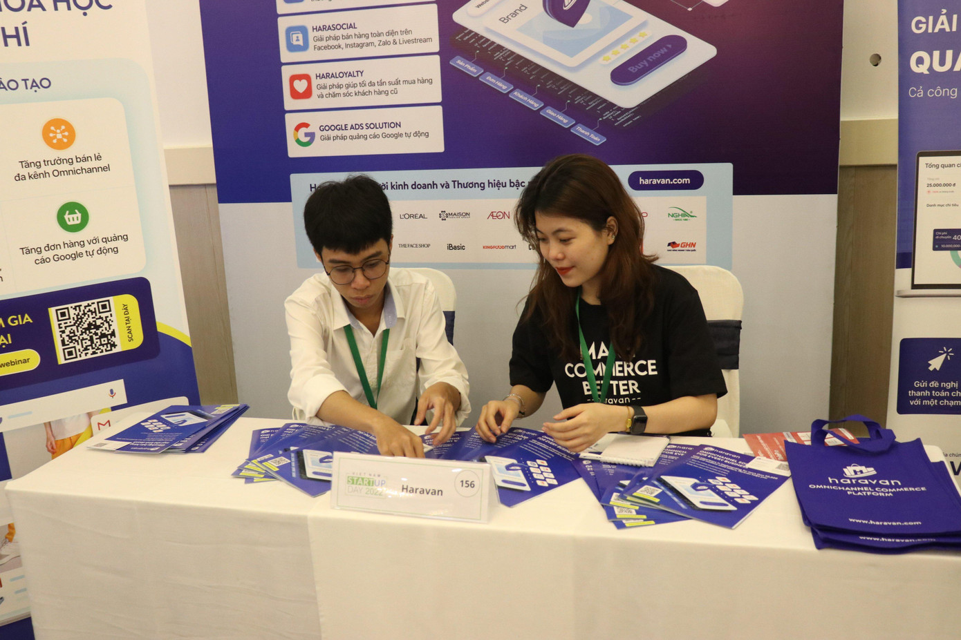 Các đội thi chuẩn bị những sản phẩm, mô hình của mình thật chỉn chu tạo ấn tượng với các nhà đầu tư.