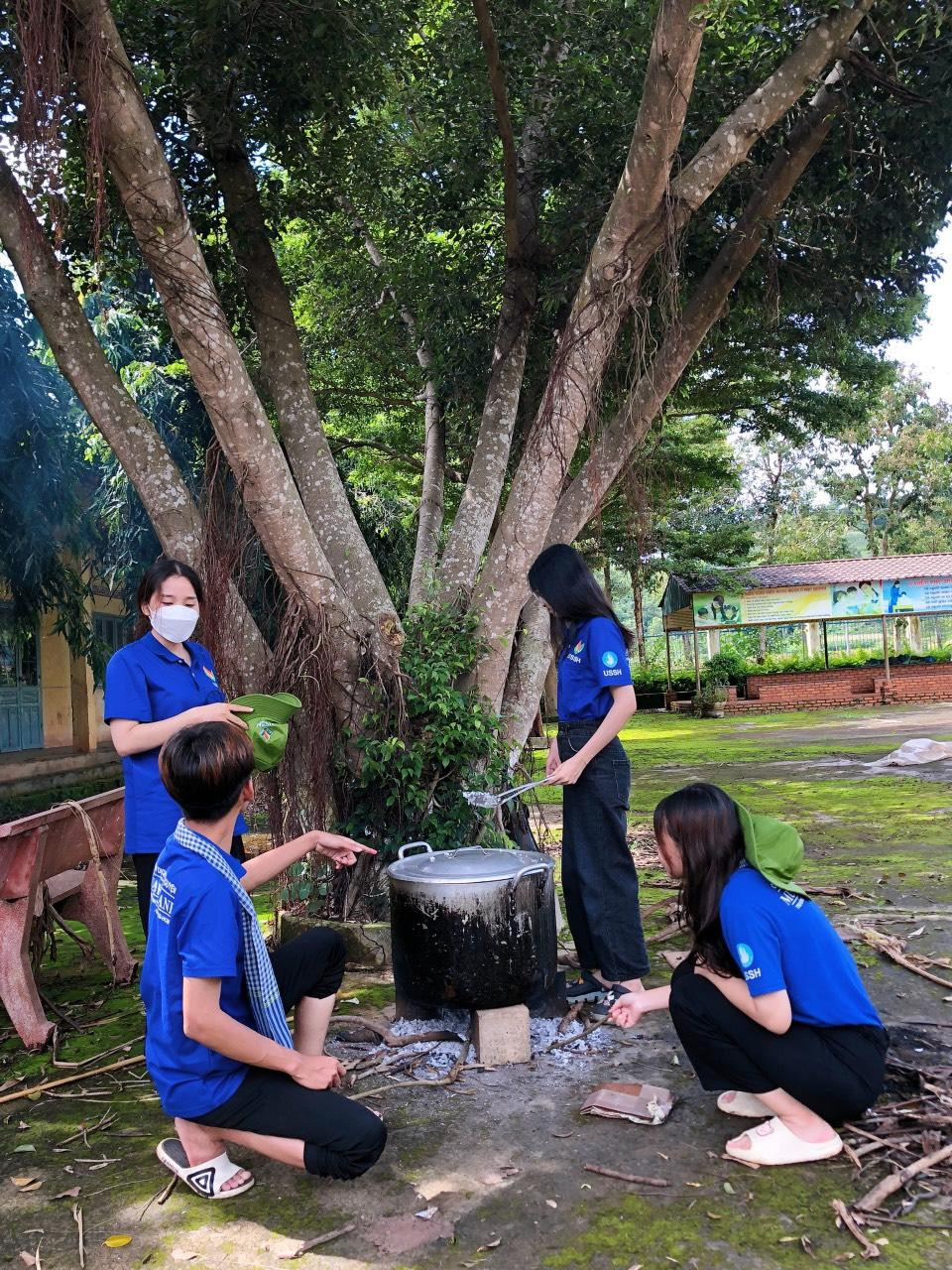 Các chiến sĩ áo xanh đội hậu cần phụ trách ăn uống cho tình nguyện viên Mùa hè xanh. Các chiến sĩ áo xanh đội hậu cần phụ trách ăn uống cho tình nguyện viên Mùa hè xanh.