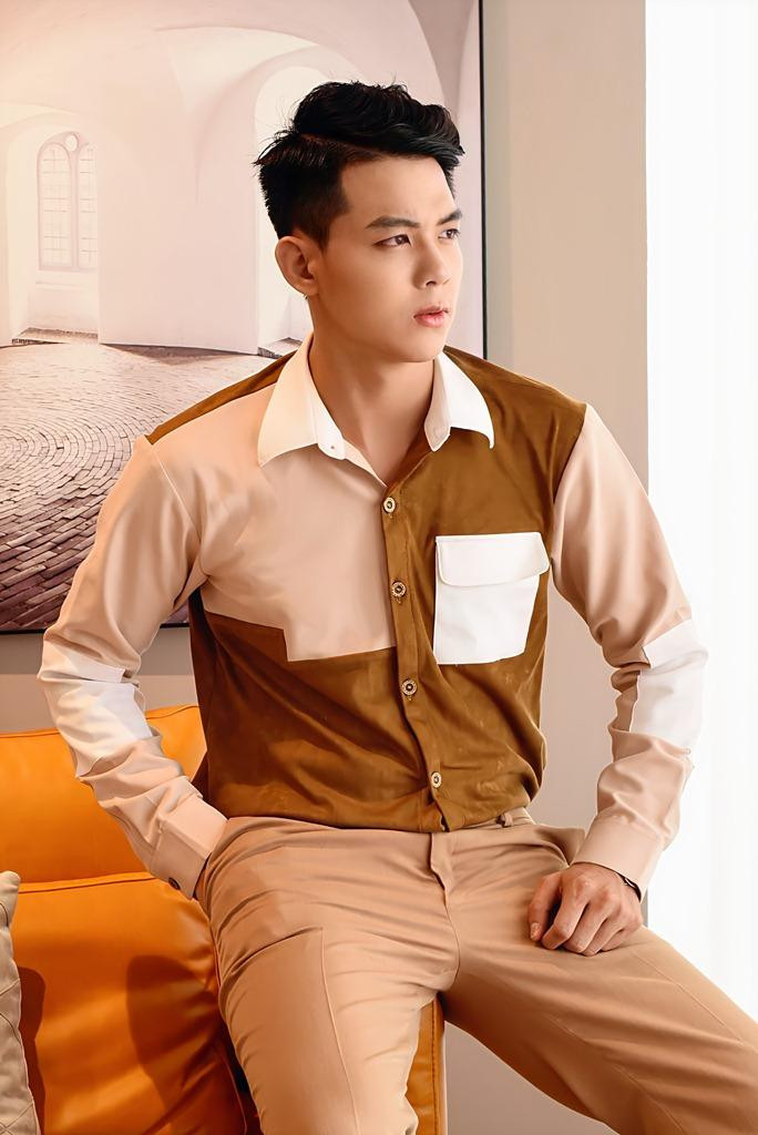 Sở hữu gương mặt điện ảnh cùng chiều cao đáng mơ ước, Hoàng Nghĩa thử sức mình ở lĩnh vực người mẫu quảng cáo.