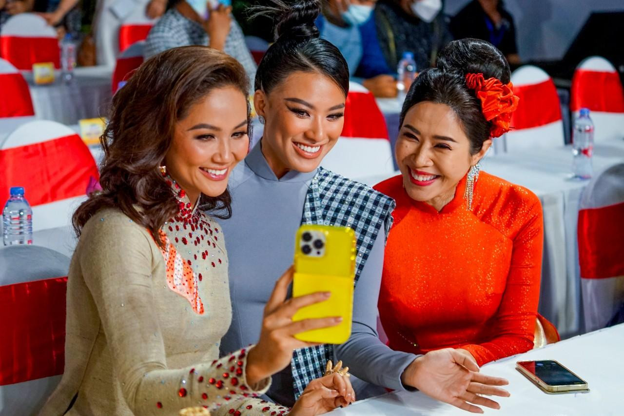 Nhiều nghệ sĩ trẻ đến tham dự và truyền thông điệp tôn vinh vẻ đẹp của tà áo dài Việt Nam tại Lễ hội Áo dài TP. HCM lần 8. (Ảnh: Hồng Nguyễn) Nhiều nghệ sĩ trẻ đến tham dự và truyền thông điệp tôn vinh vẻ đẹp của tà áo dài Việt Nam tại Lễ hội Áo dài TP. HCM lần 8. (Ảnh: Hồng Nguyễn)