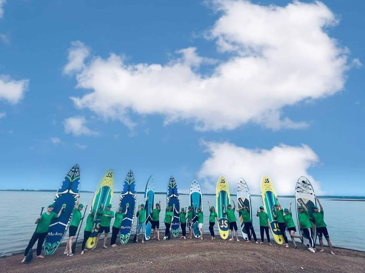 Chị Trần Thị Chung và nhóm bạn với trải nghiệm chèo thuyền SUP ở hồ Trị An - Đồng Nai.