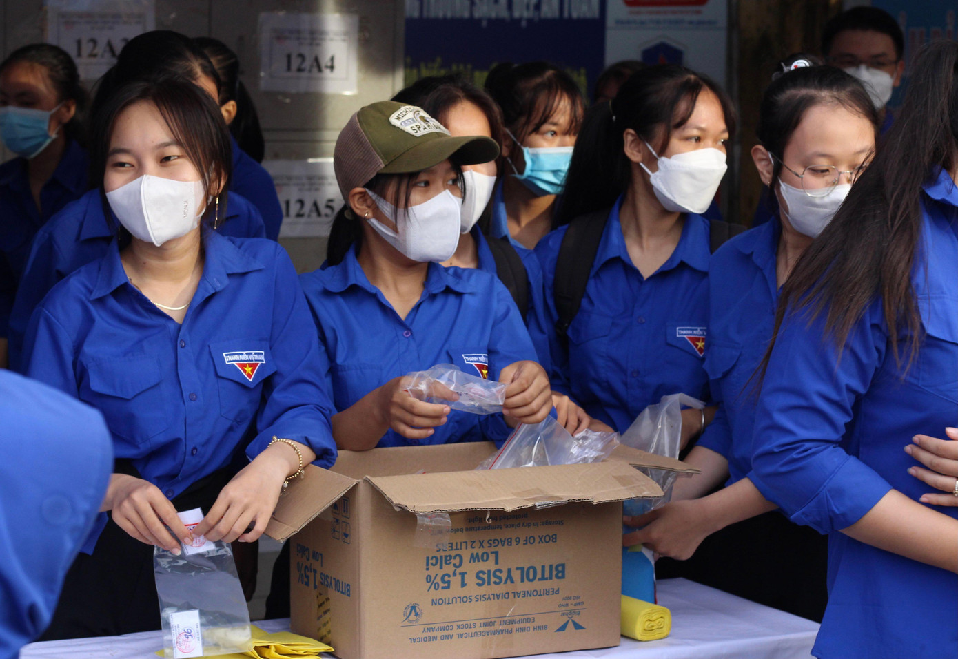Các chiến sĩ tình nguyện thực tốt công tác phòng chống dịch bệnh tại các điểm thi để có một kỳ thi an toàn nhất. - Ảnh Phước Sáng
