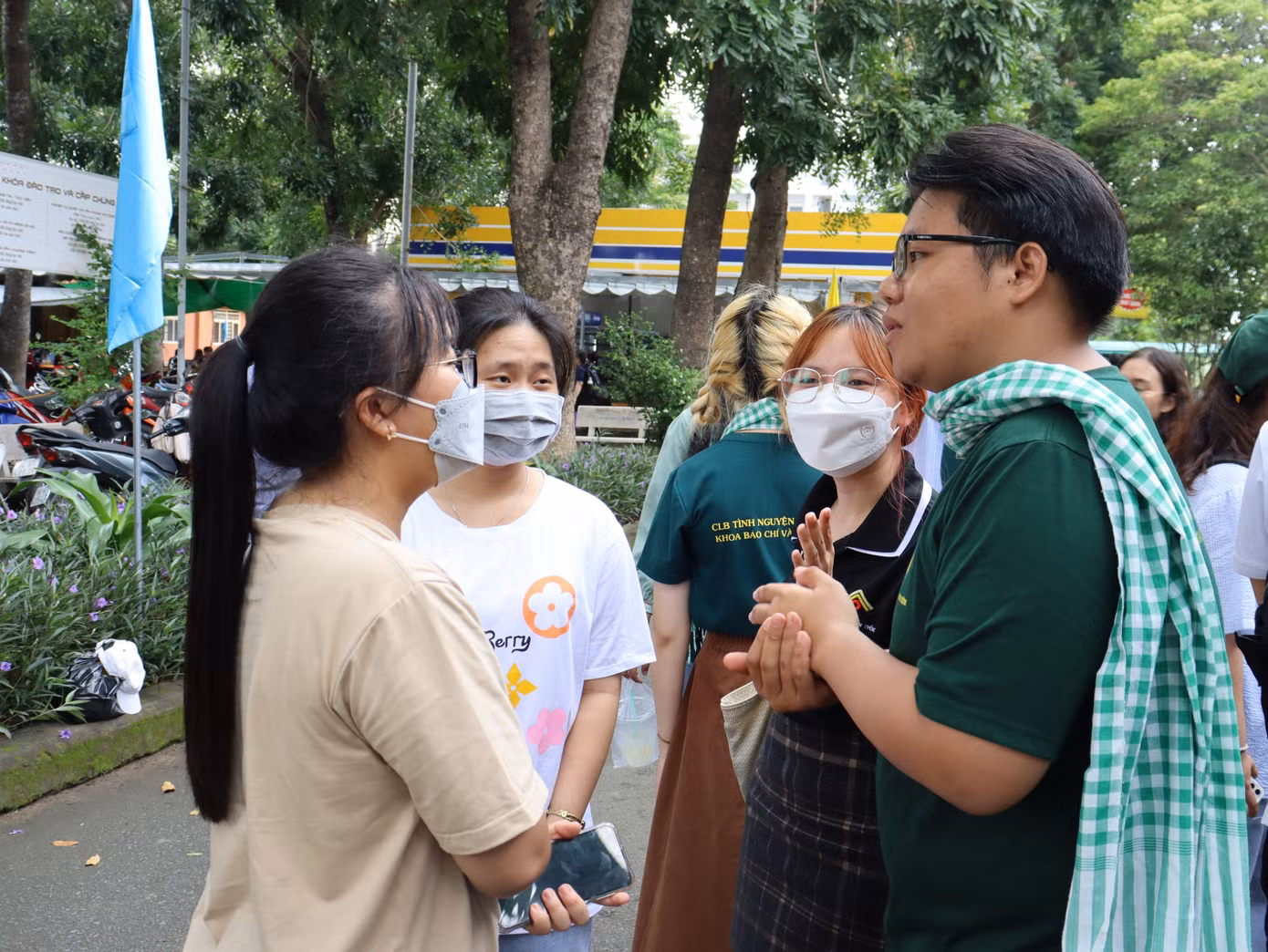 Các tình nguyện viên trực thuộc Khoa Báo chí và Truyền thông đang hỗ trợ các bạn tân sinh viên nhập học.