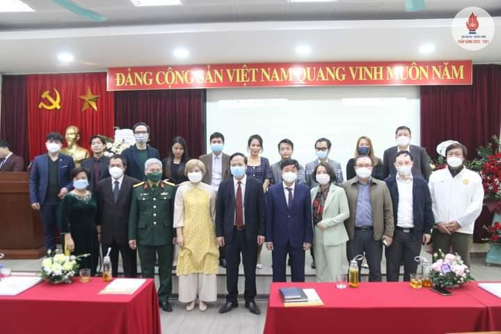 PGS. TS Đỗ Thị Thu Hằng - Trưởng Ban Tổ chức cuộc thi cùng các thành viên Ban Giám khảo và Hội đồng chấm 'Giải Báo chí - Truyền thông Thắp Sáng 2020 - 2021'.