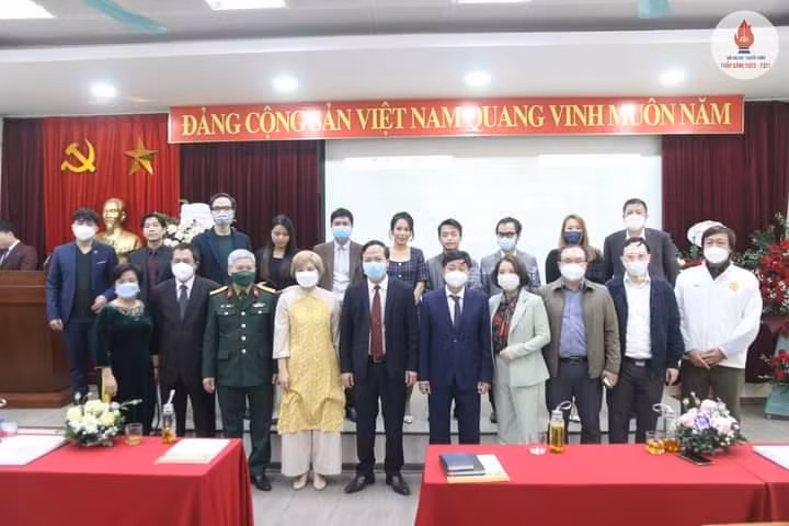 PGS. TS Đỗ Thị Thu Hằng - Trưởng Ban Tổ chức cuộc thi cùng các thành viên Ban Giám khảo và Hội đồng chấm 'Giải Báo chí - Truyền thông Thắp Sáng 2020 - 2021'.