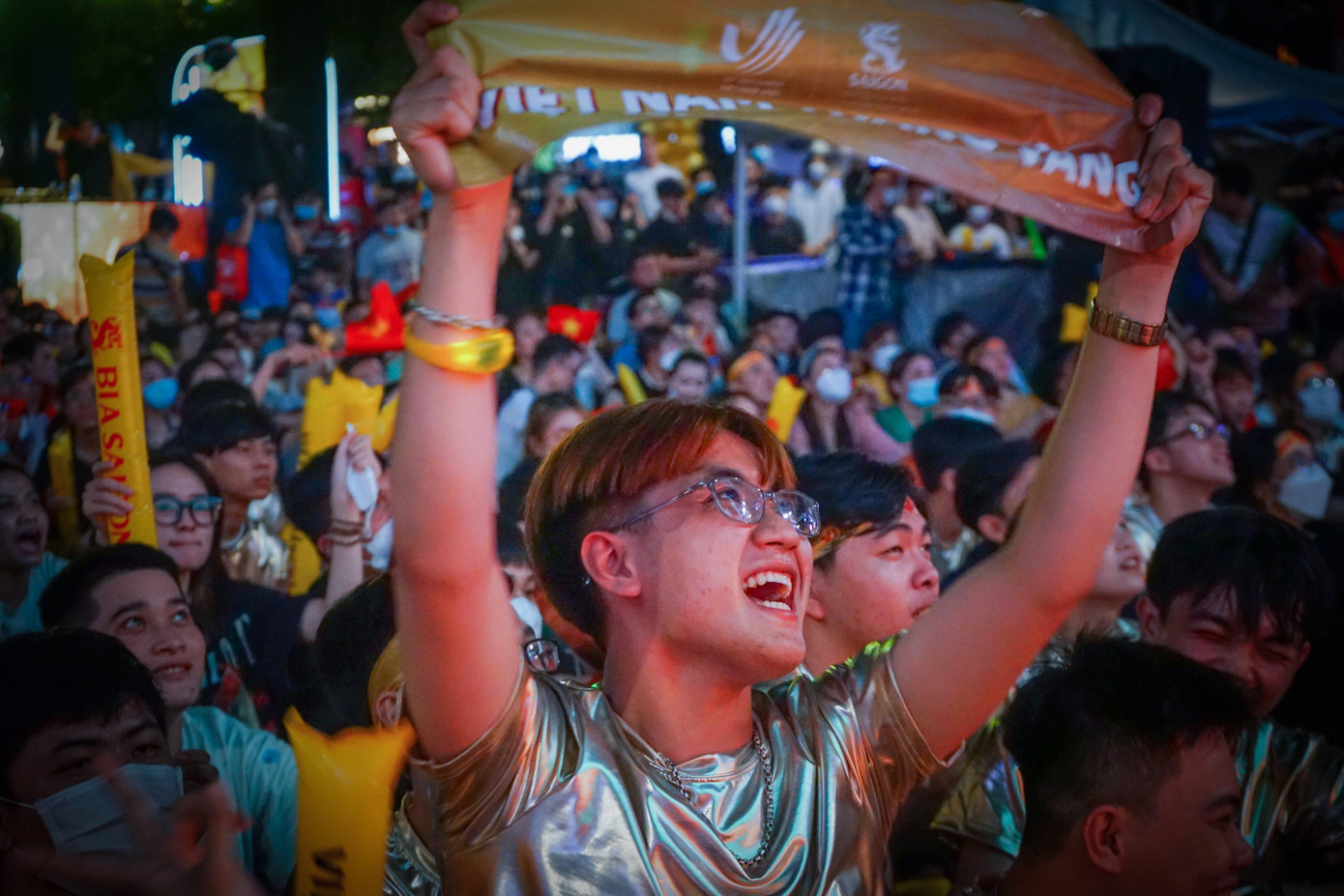 Các bạn trẻ với tinh thần cổ vũ cuồng nhiệt, muốn truyền thêm nguồn năng lượng cho các cầu thủ trẻ U23 Việt Nam. (Ảnh: Hồng Nguyễn)